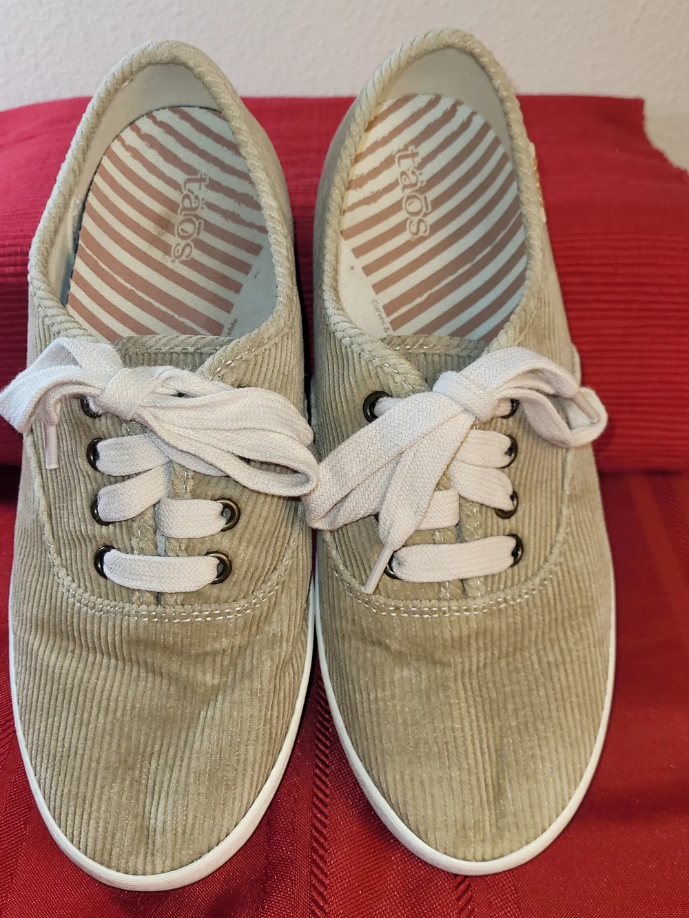 Taos Guest Star Women 7.5 Tan Beige Corduroy Low Top Lace Up Comfort Sneakers